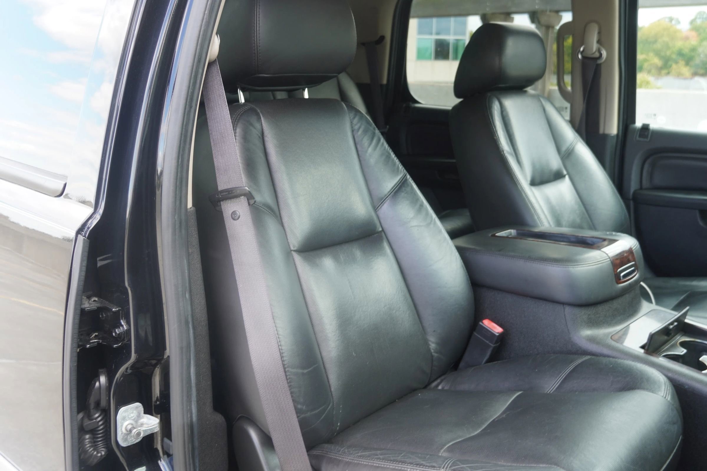 Used 2011 GMC Yukon Denali image 23