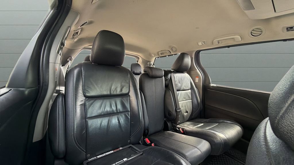 Used 2017 Toyota Sienna SE Premium FWD image 31
