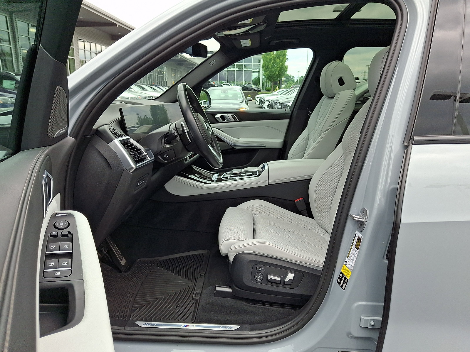 Used 2024 BMW X5 xDrive40i w/ M Sport Package AWD/4WD image 22