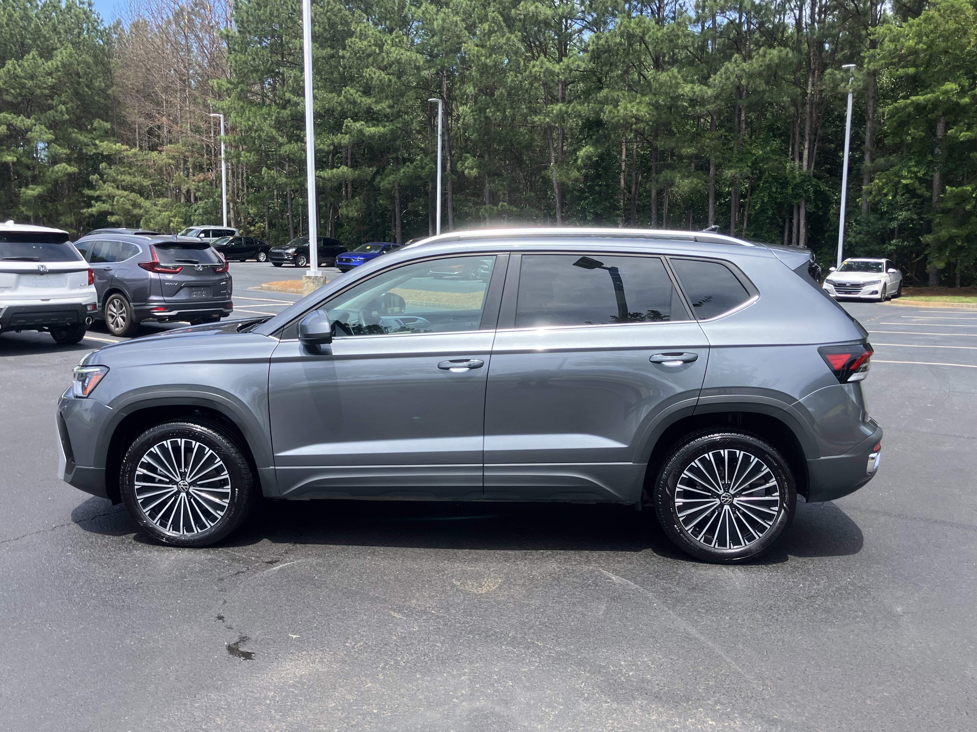 Used 2025 Volkswagen Taos SE FWD image 7