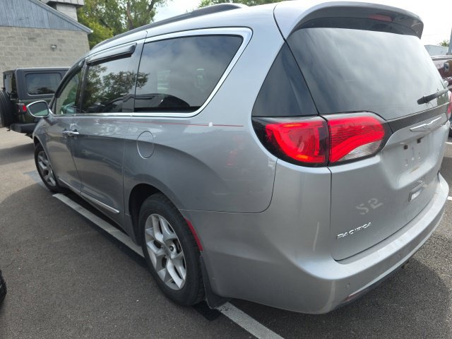 Used 2017 Chrysler Pacifica Touring-L w/ Tire & Wheel Group FWD image 8