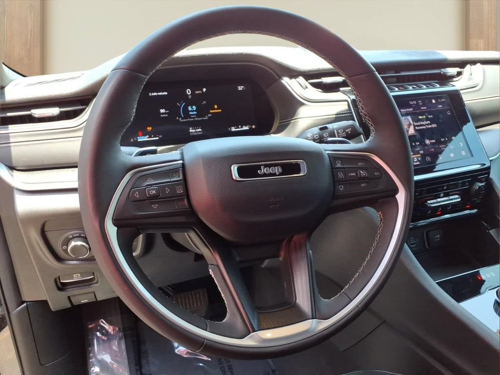 Used 2025 Jeep Grand Cherokee Altitude AWD/4WD image 3