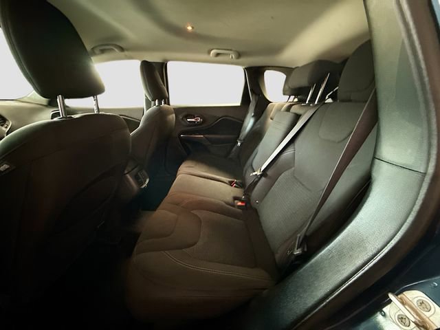 Used 2019 Jeep Cherokee Latitude w/ Popular Appearance Group FWD image 23