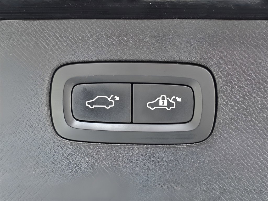 Used 2016 Volvo XC90 T6 Momentum image 16