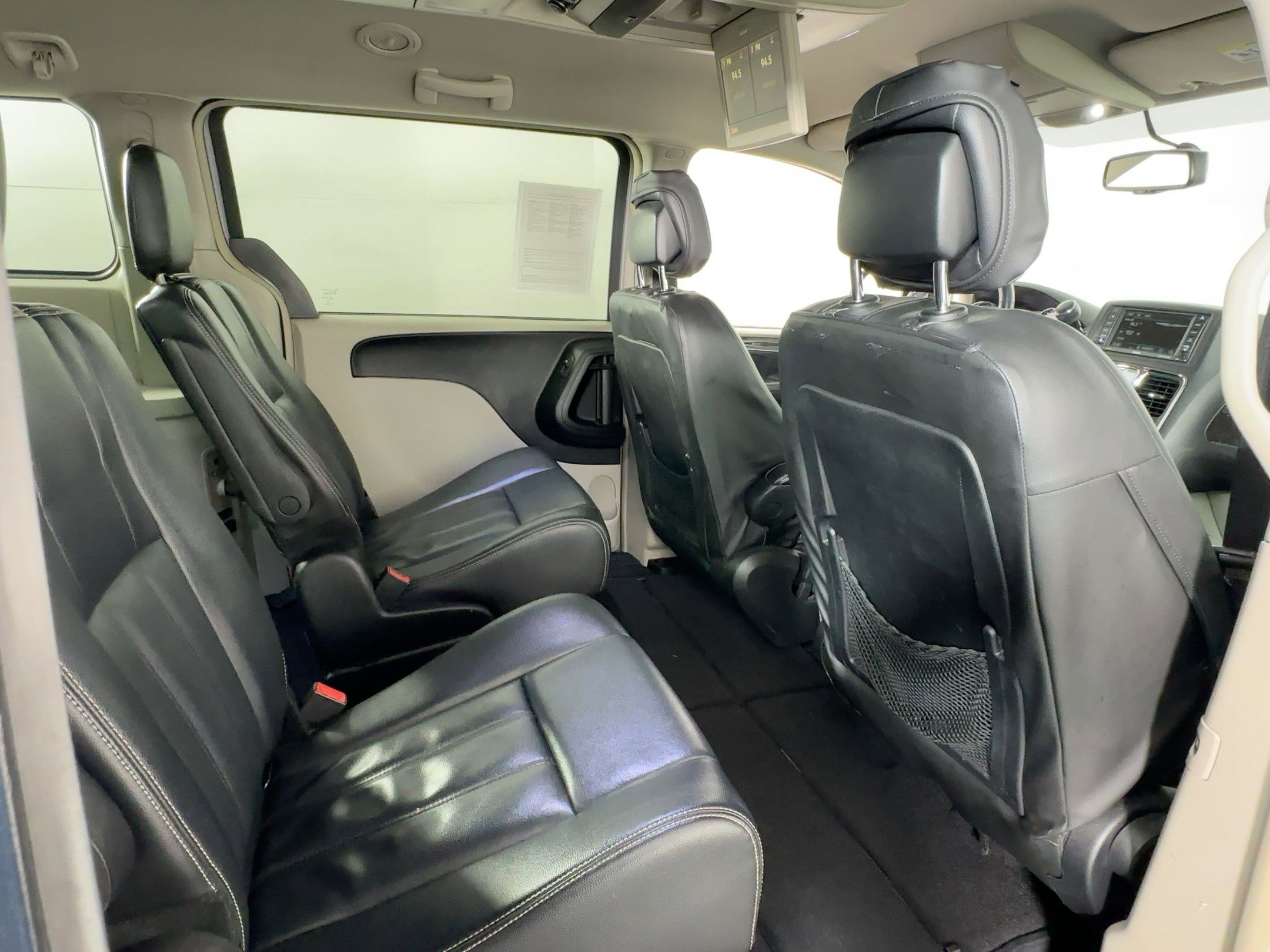 Used 2014 Chrysler Town & Country Touring image 27