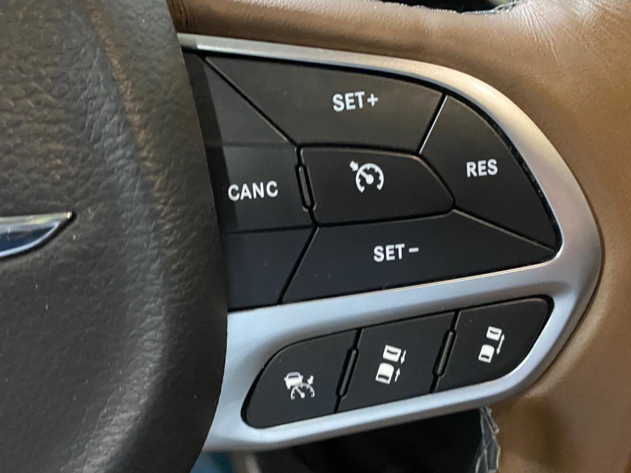 Used 2018 Chrysler Pacifica Limited w/ Advanced Safetytec Group FWD image 22