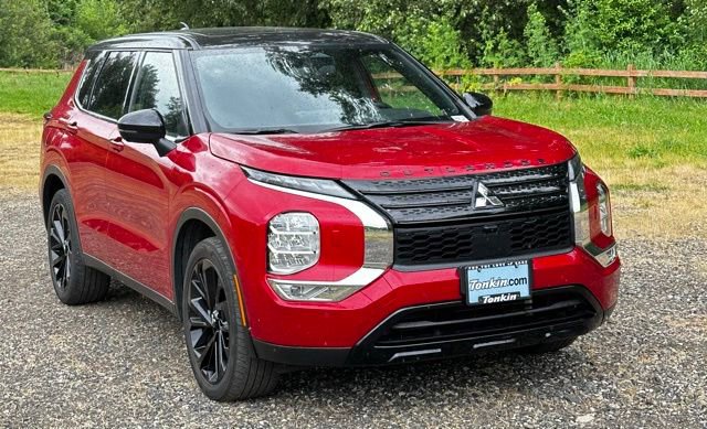 Used 2023 Mitsubishi Outlander AWD image 2