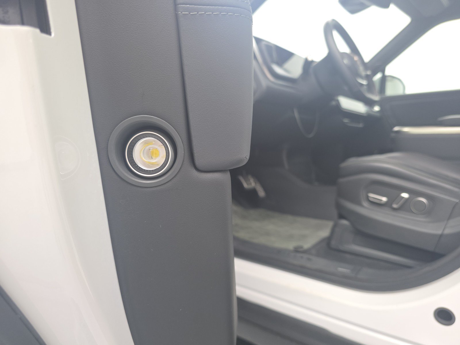 Used 2024 Rivian R1S Adventure AWD/4WD image 32