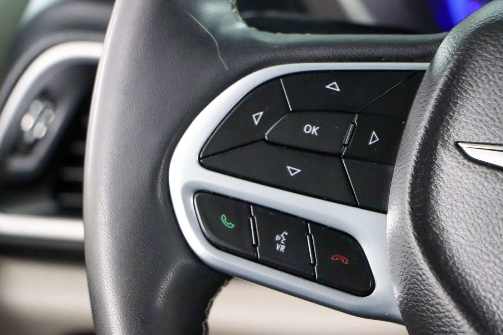 Used 2023 Chrysler Pacifica Touring-L image 13