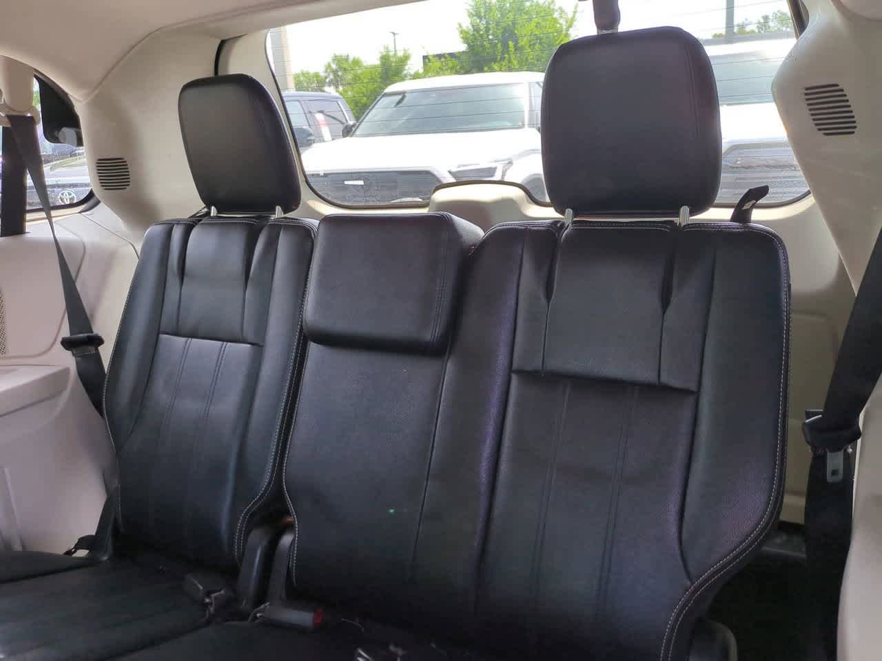 Used 2014 Chrysler Town & Country Touring FWD image 13