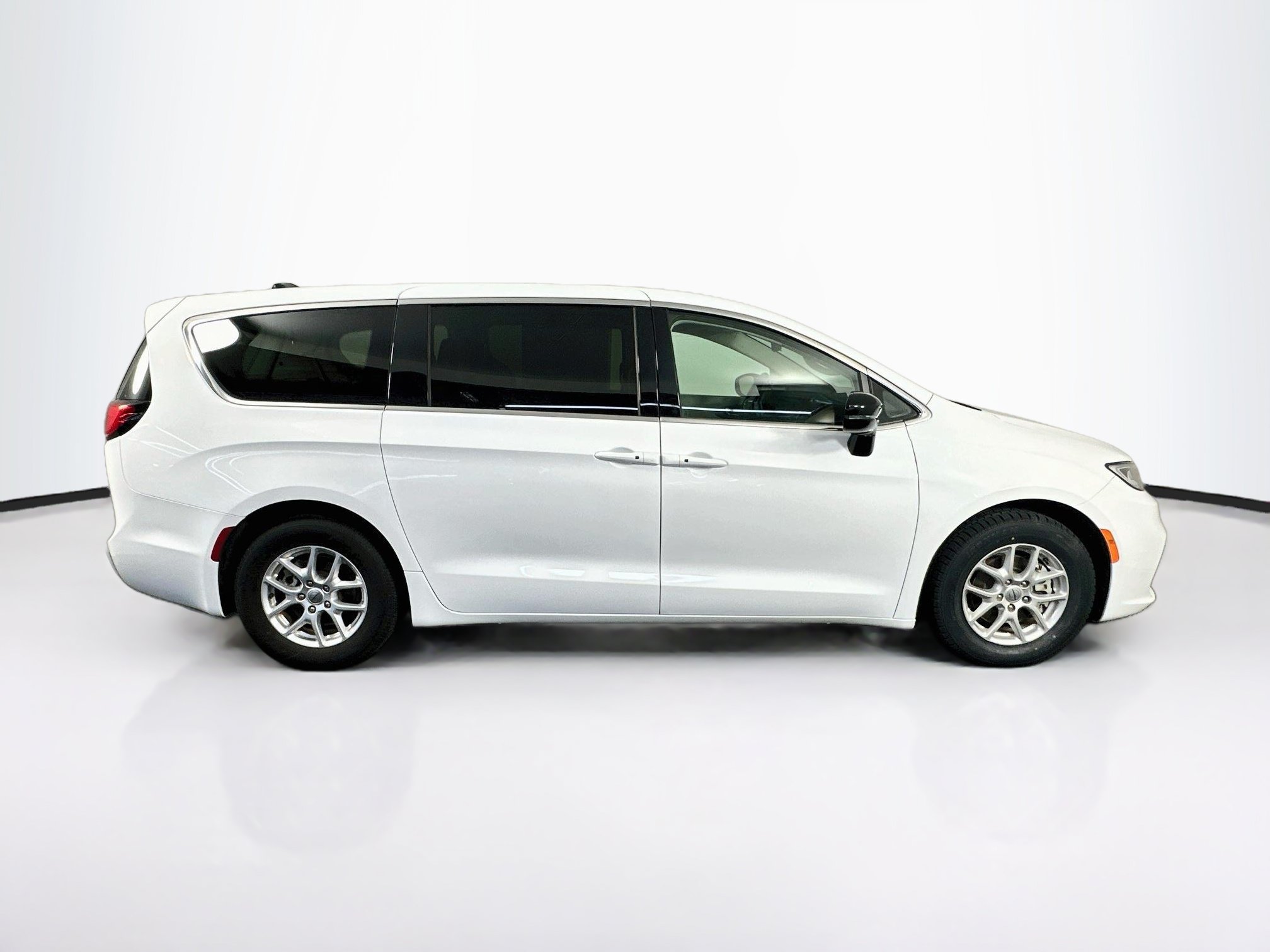 Used 2024 Chrysler Pacifica Touring-L FWD image 10