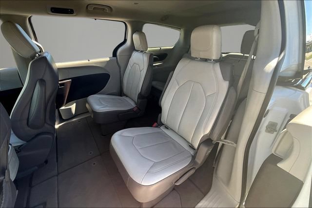 Used 2018 Chrysler Pacifica Touring-L FWD image 20