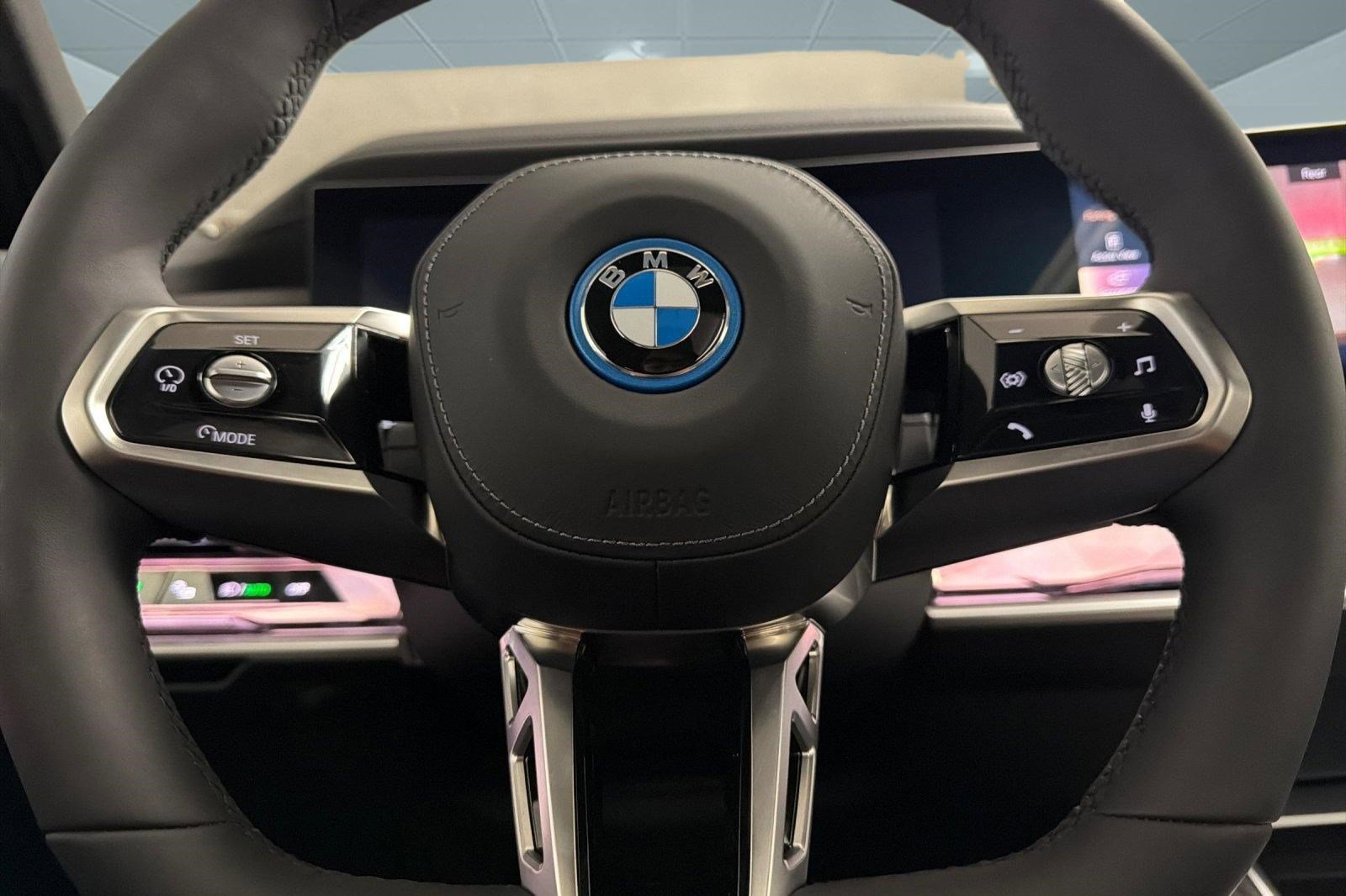 Used 2025 BMW i7 eDrive50 w/ M Sport Package RWD image 16