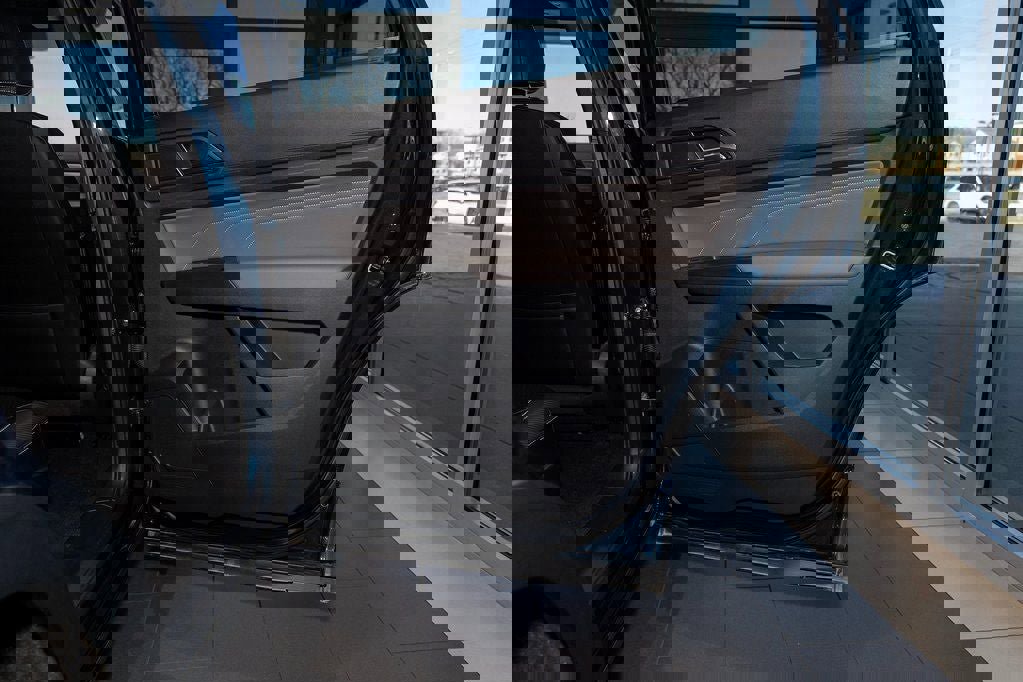 Used 2023 Volkswagen Atlas Cross Sport SE image 31