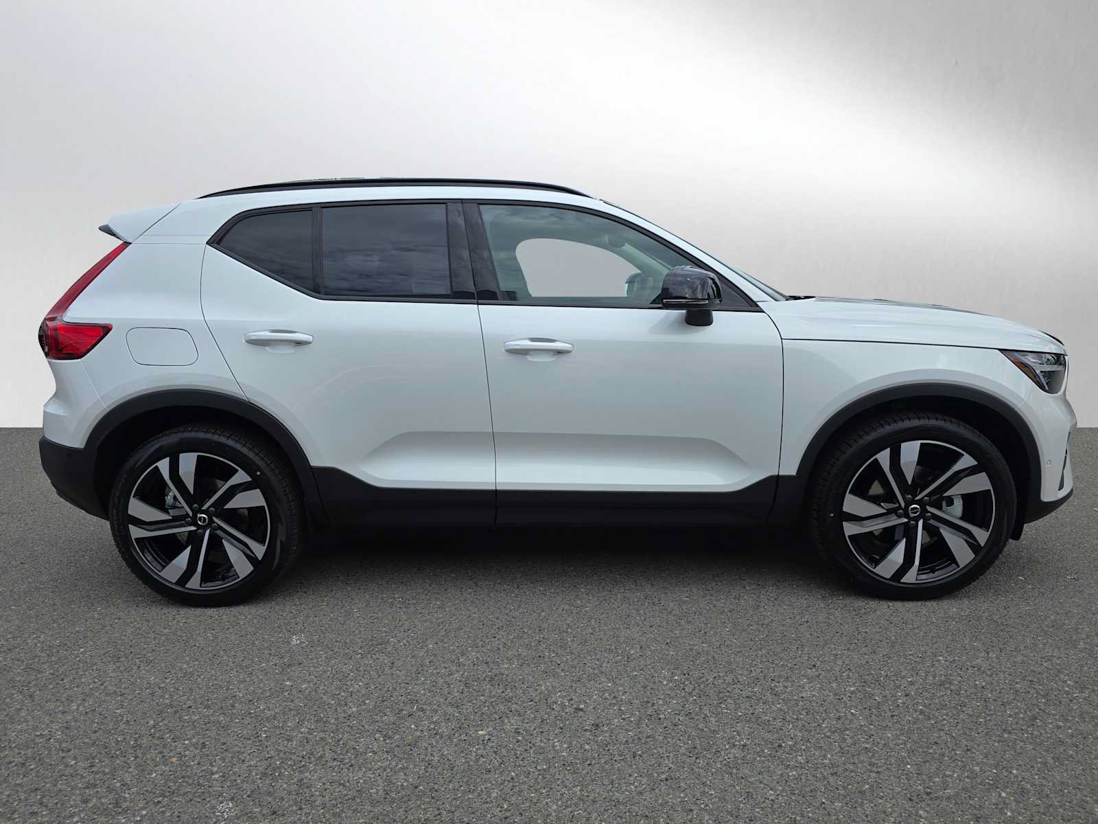 New 2026 Volvo XC40 B5 Plus w/ Protection Package Premier AWD/4WD image 2