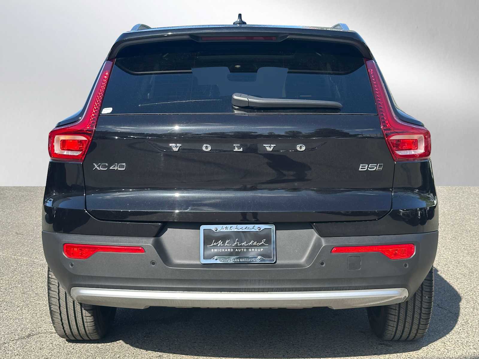 Used 2025 Volvo XC40 B5 Plus w/ Protection Package Premier AWD/4WD image 4