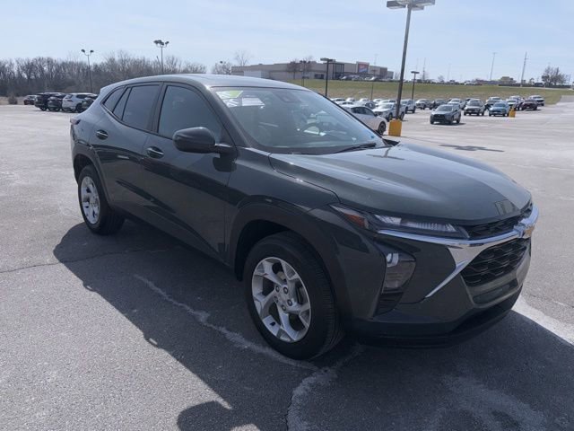 Used 2025 Chevrolet Trax LS w/ LS Convenience Package image 7