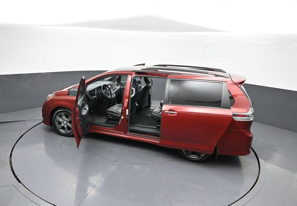 Used 2017 Toyota Sienna SE FWD image 46