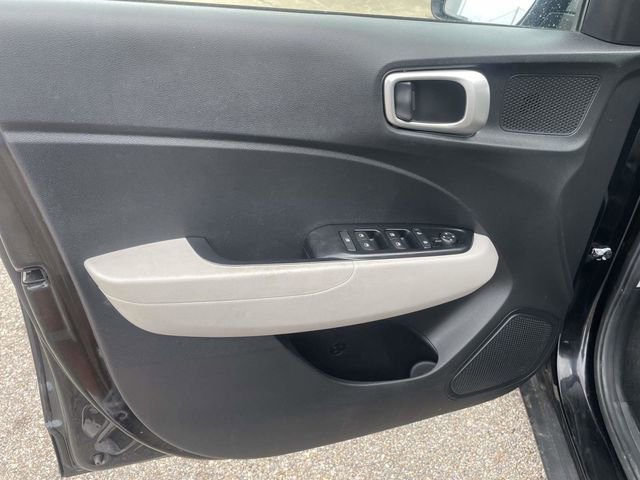 Used 2022 Hyundai Venue SEL FWD image 11