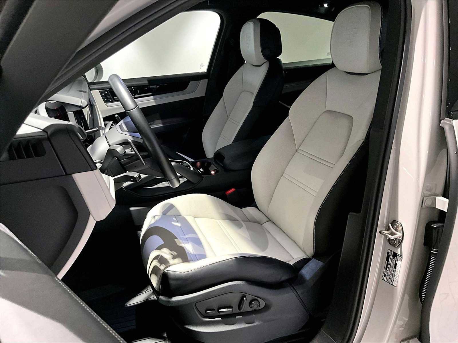 Used 2025 Porsche Cayenne Coupe image 8