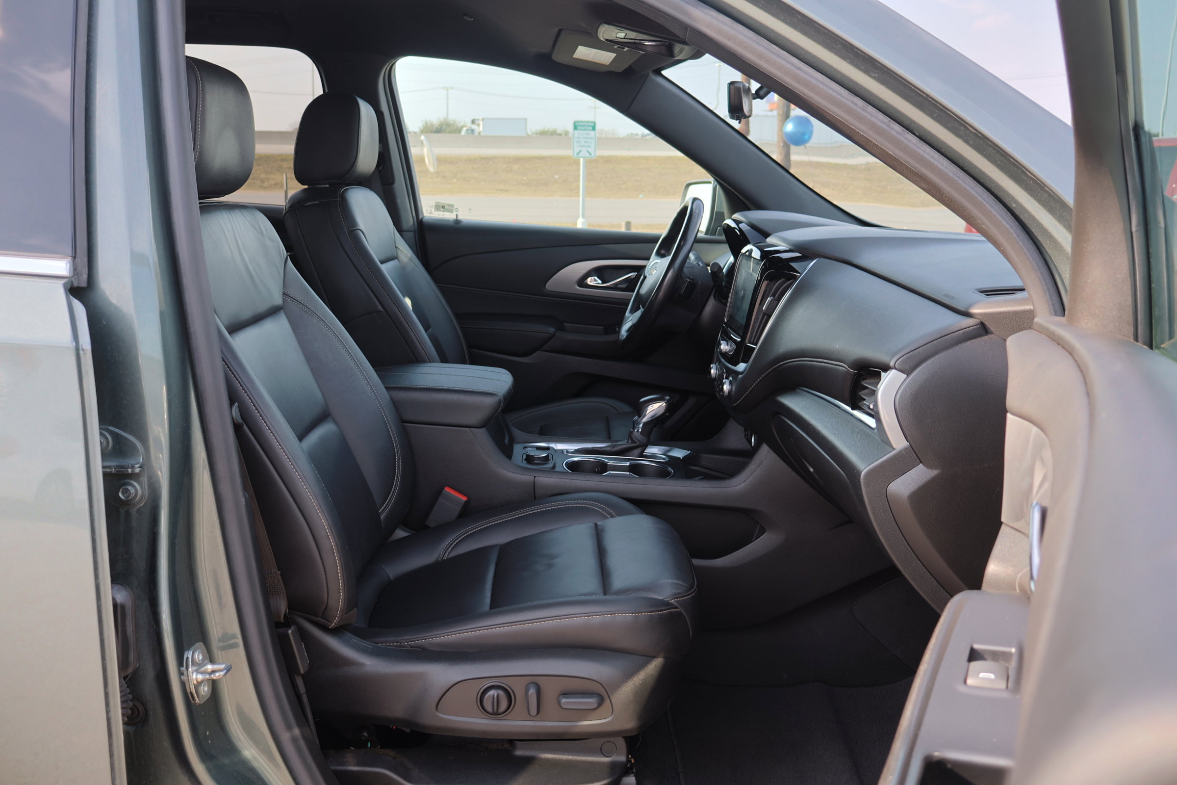 Used 2022 Chevrolet Traverse LT w/ LT Premium Package image 46