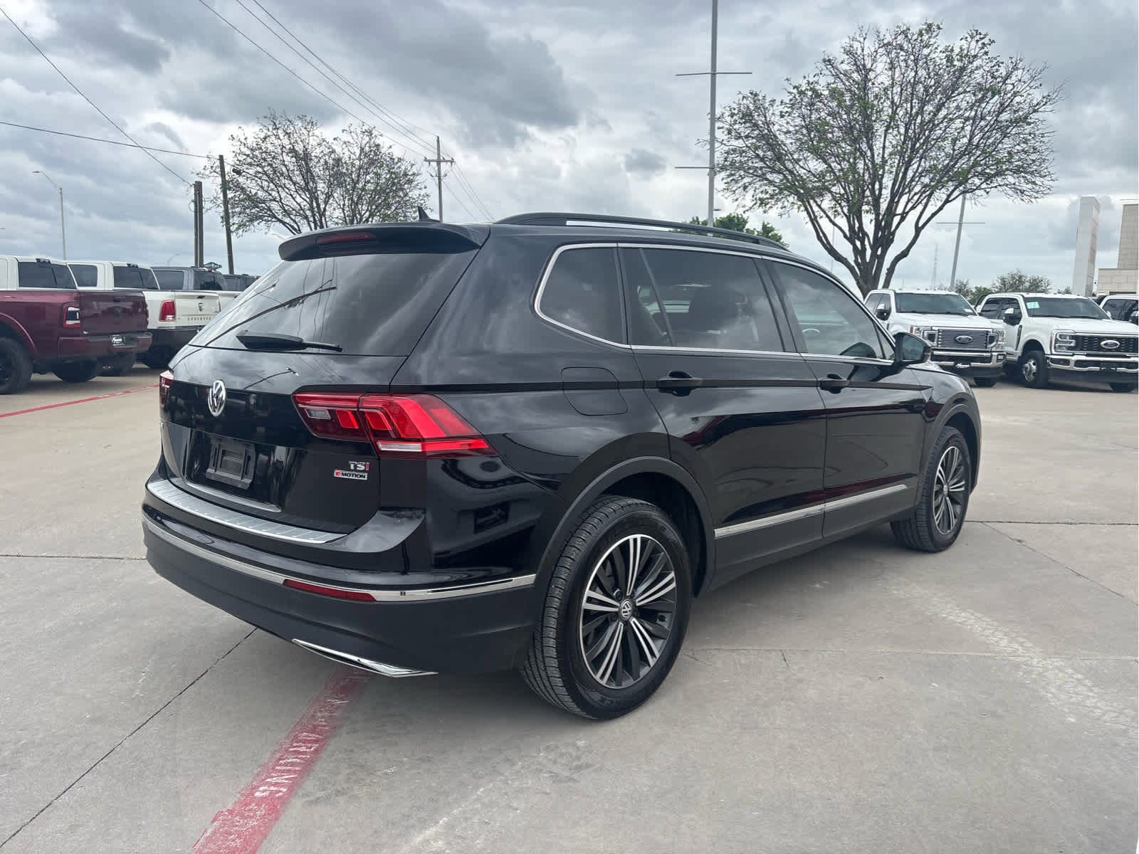 Used 2018 Volkswagen Tiguan SE image 4