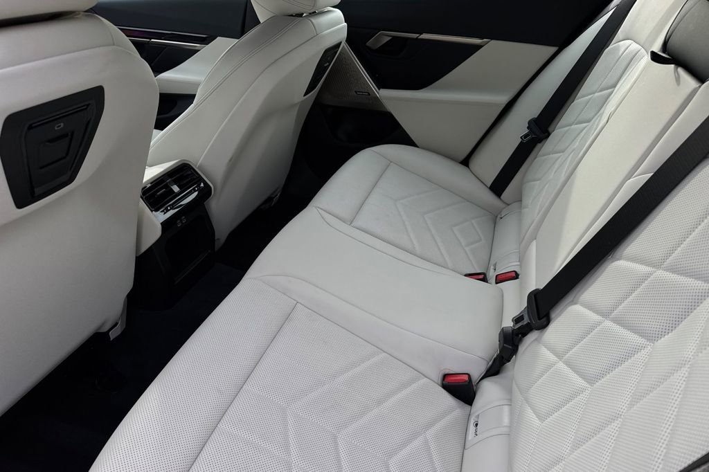 Used 2024 BMW i5 eDrive40i w/ M Sport Package image 12