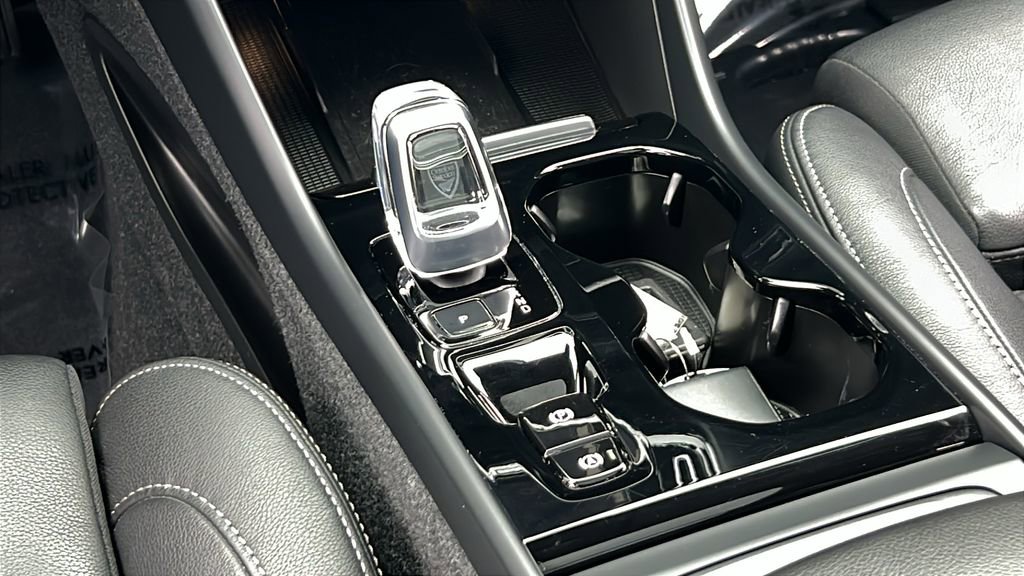Used 2024 Volvo XC40 B5 Plus w/ Climate Package image 23
