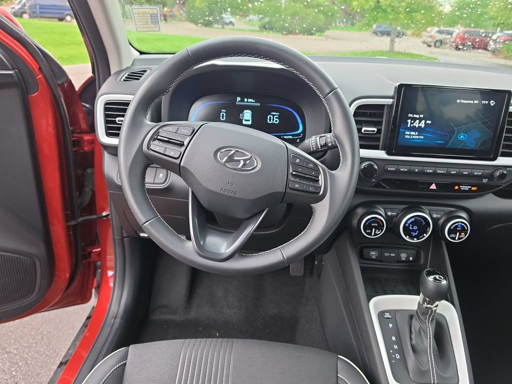 Used 2024 Hyundai Venue Limited FWD image 14
