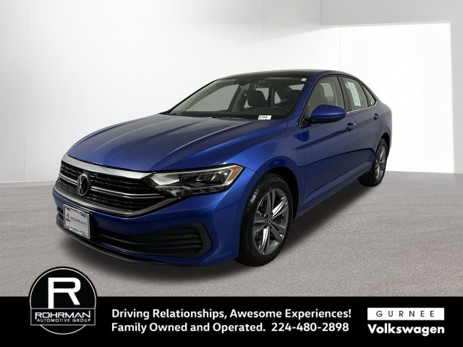 Used 2023 Volkswagen Jetta SE w/ Panoramic Sunroof Package image 2