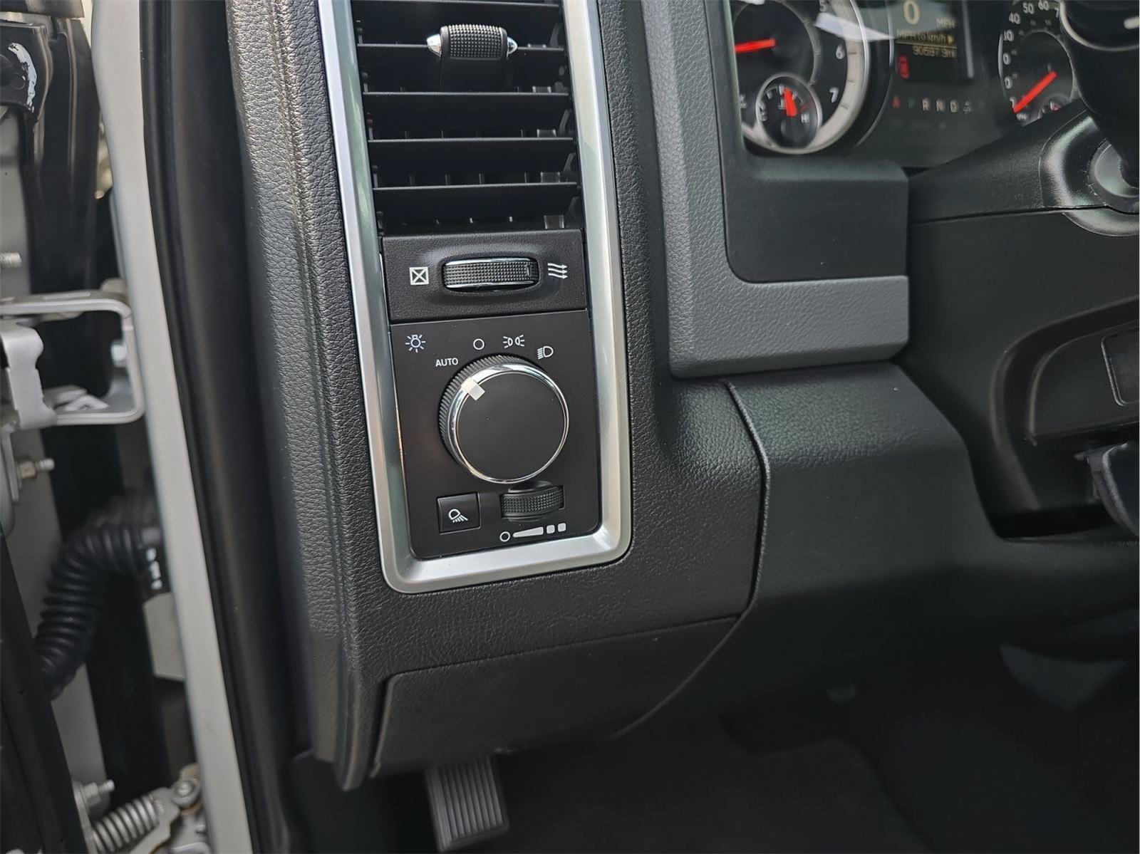 Used 2017 RAM 1500 Classic SLT AWD/4WD image 19