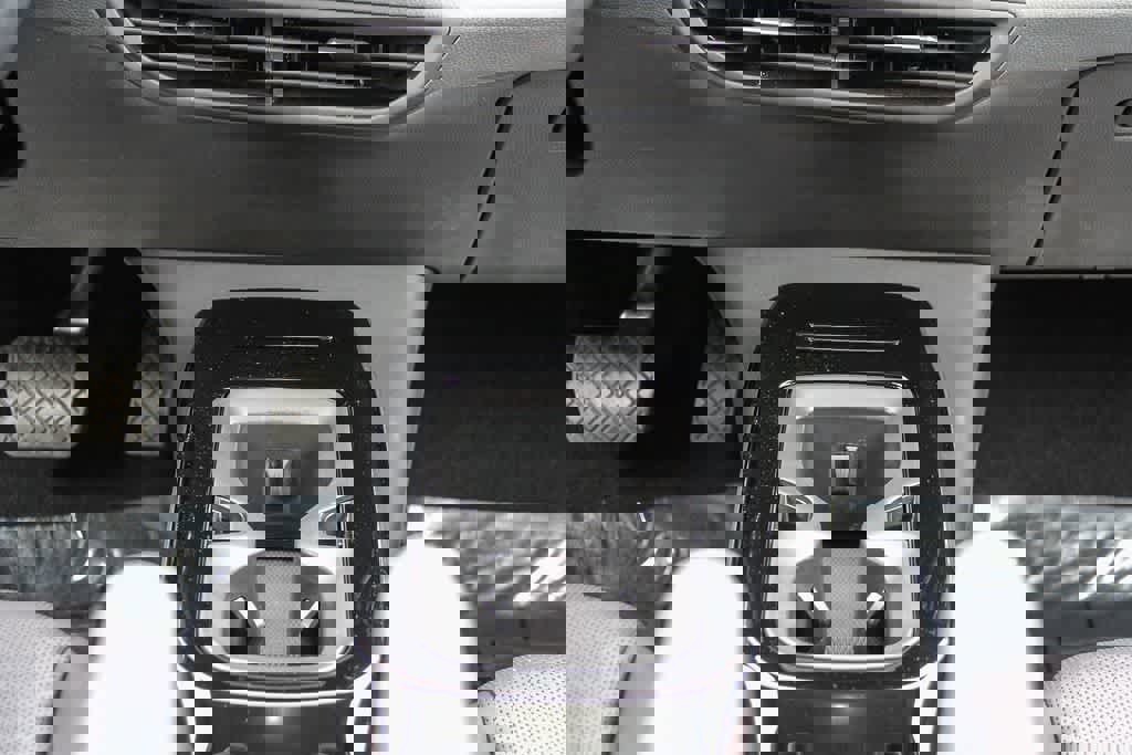 Used 2022 Volkswagen ID.4 Pro S w/ Gradient Package image 15