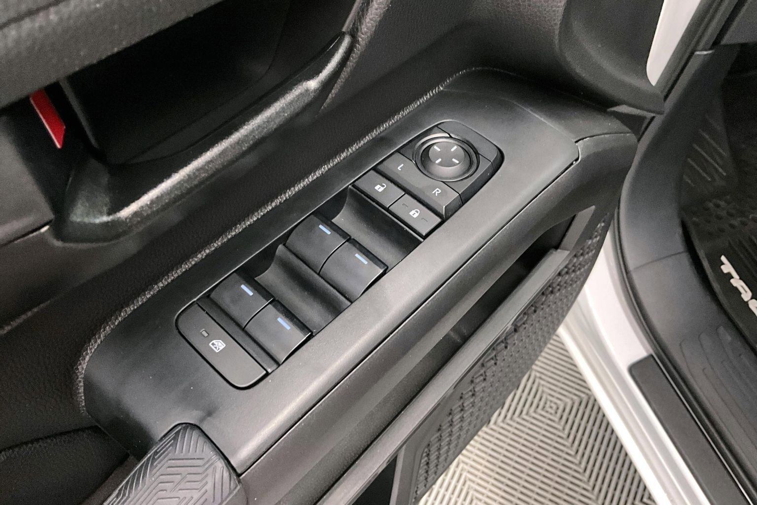 Used 2025 Toyota Tacoma SR5 AWD/4WD image 40