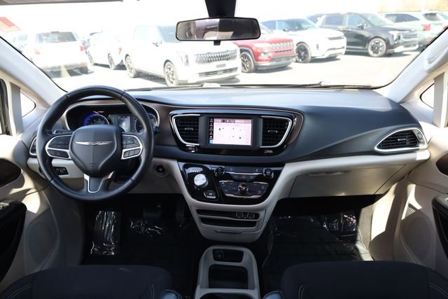 Used 2022 Chrysler Voyager LX image 16