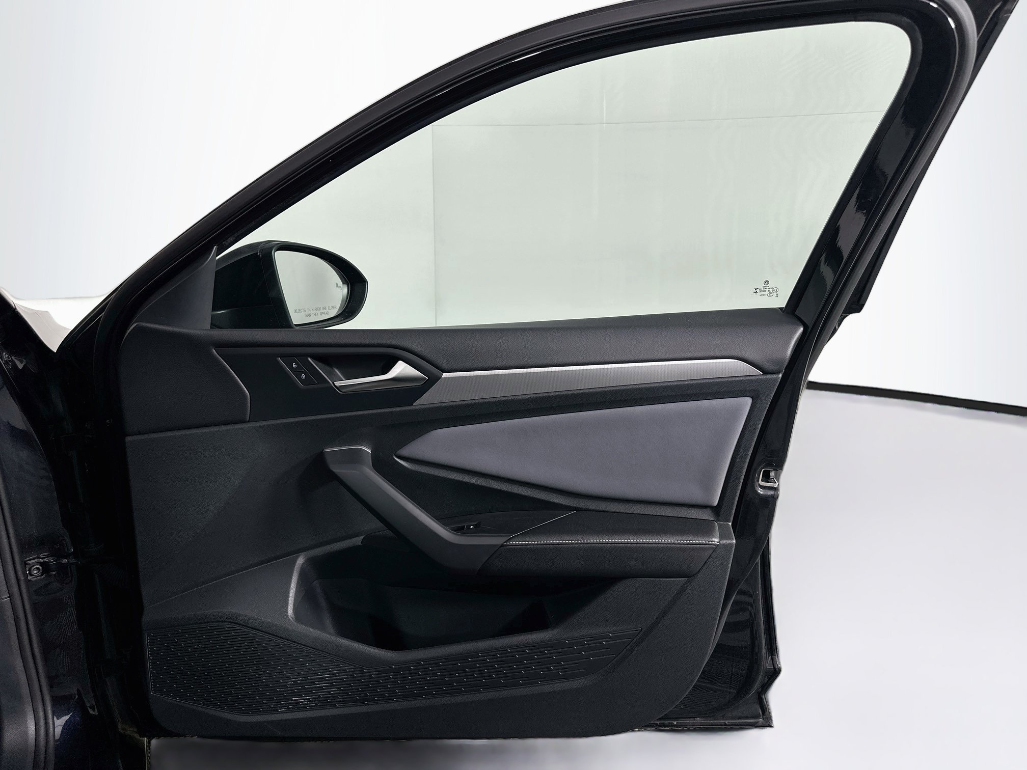 Used 2025 Volkswagen Jetta SE FWD image 33