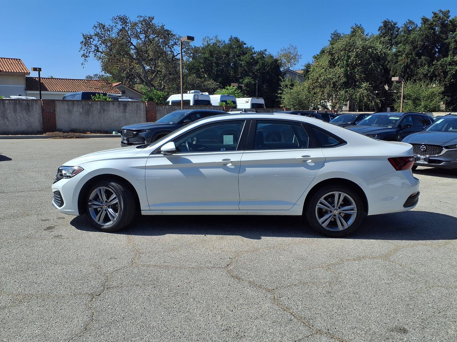 Used 2023 Volkswagen Jetta SE w/ Panoramic Sunroof Package FWD image 3