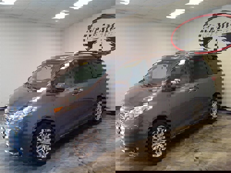 Used 2017 Toyota Sienna XLE image 4