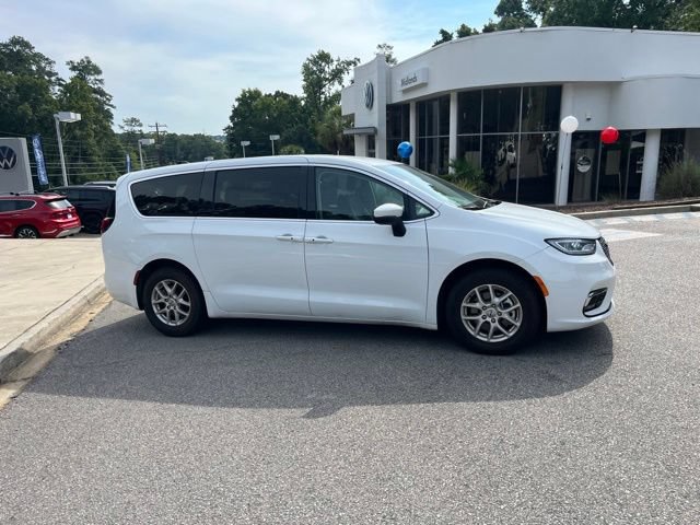 Used 2023 Chrysler Pacifica Touring-L FWD image 2