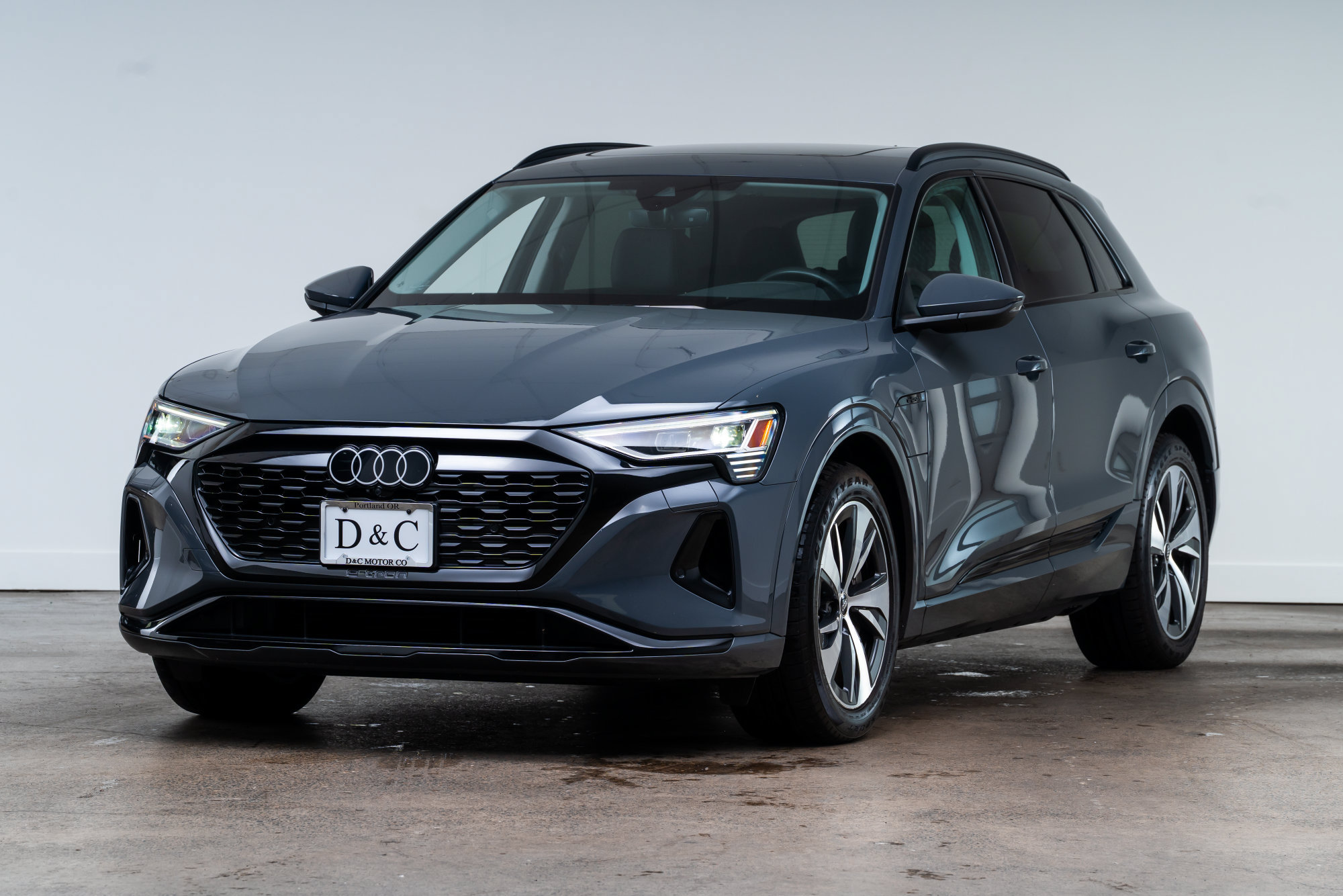 Used 2024 Audi Q8 e-tron Premium Plus AWD/4WD image 3