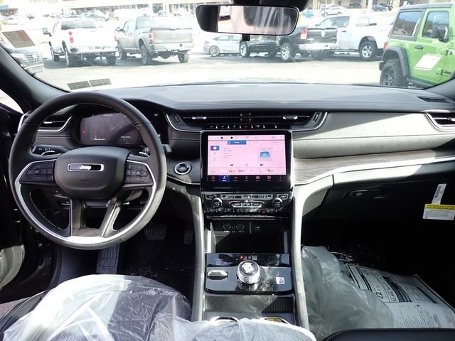 New 2025 Jeep Grand Cherokee Limited w/ Black Appearance Package image 14