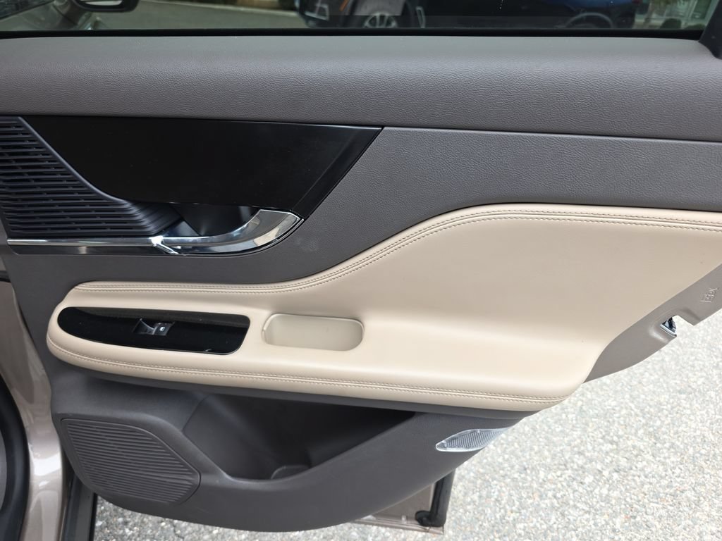 Used 2020 Lincoln Corsair FWD w/ Premium Package image 14