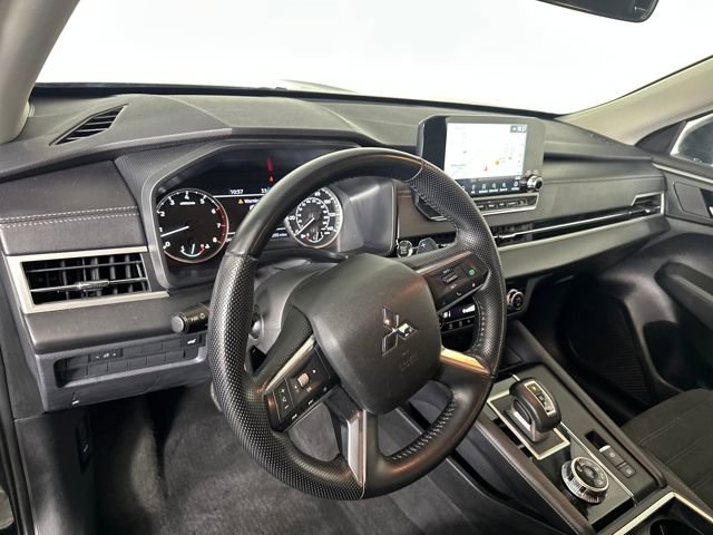 Used 2024 Mitsubishi Outlander SE image 13