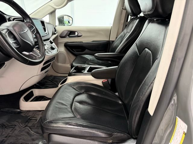 Used 2022 Chrysler Pacifica Touring-L FWD image 12