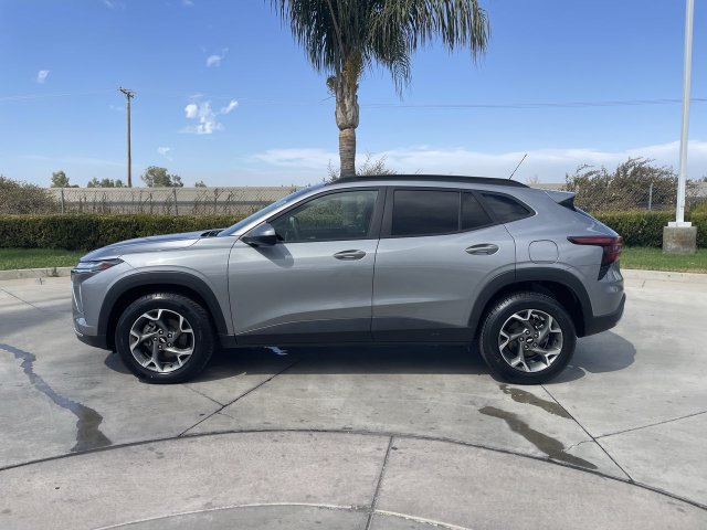 Used 2025 Chevrolet Trax LT FWD image 5