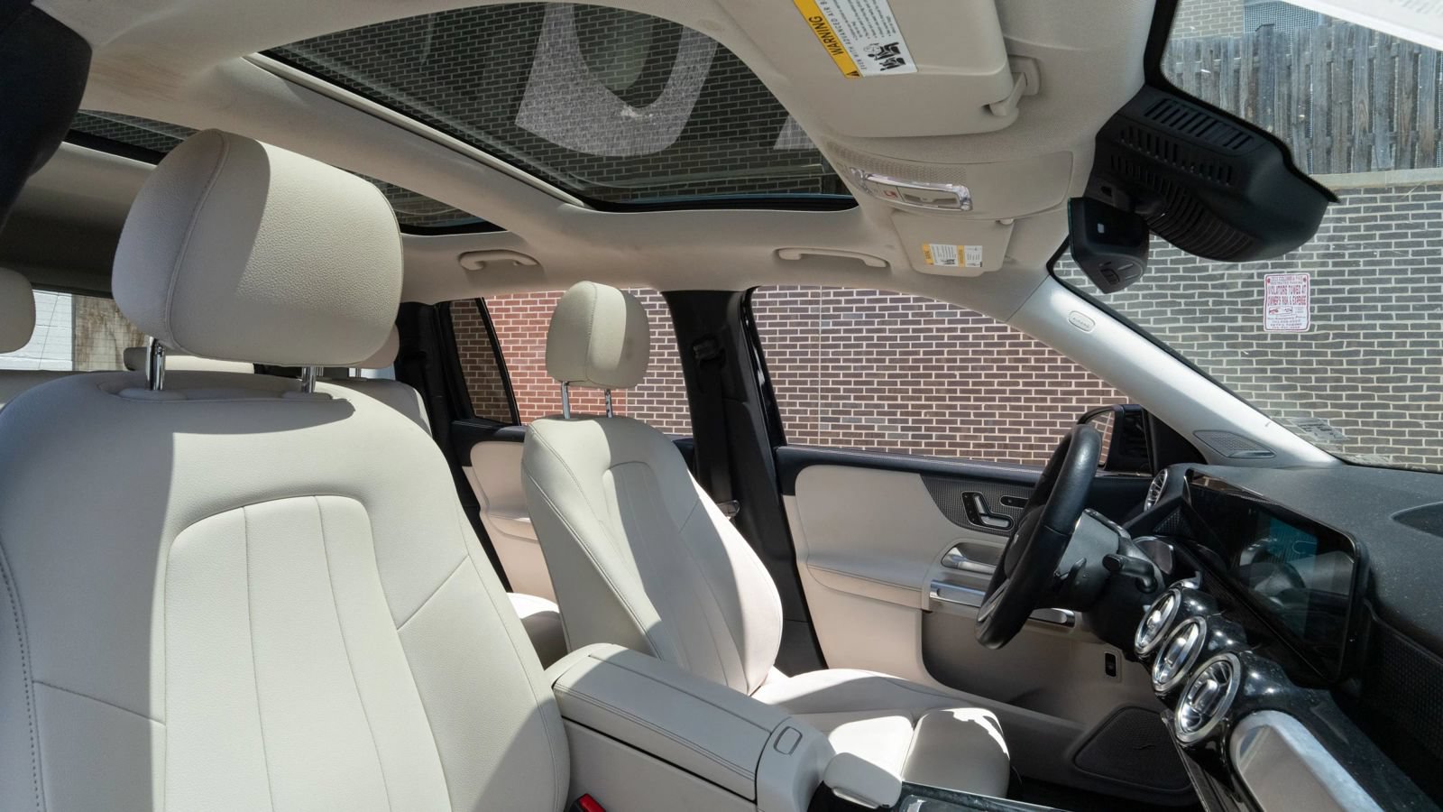 Used 2021 Mercedes-Benz GLB 250 4MATIC w/ Premium Package image 9