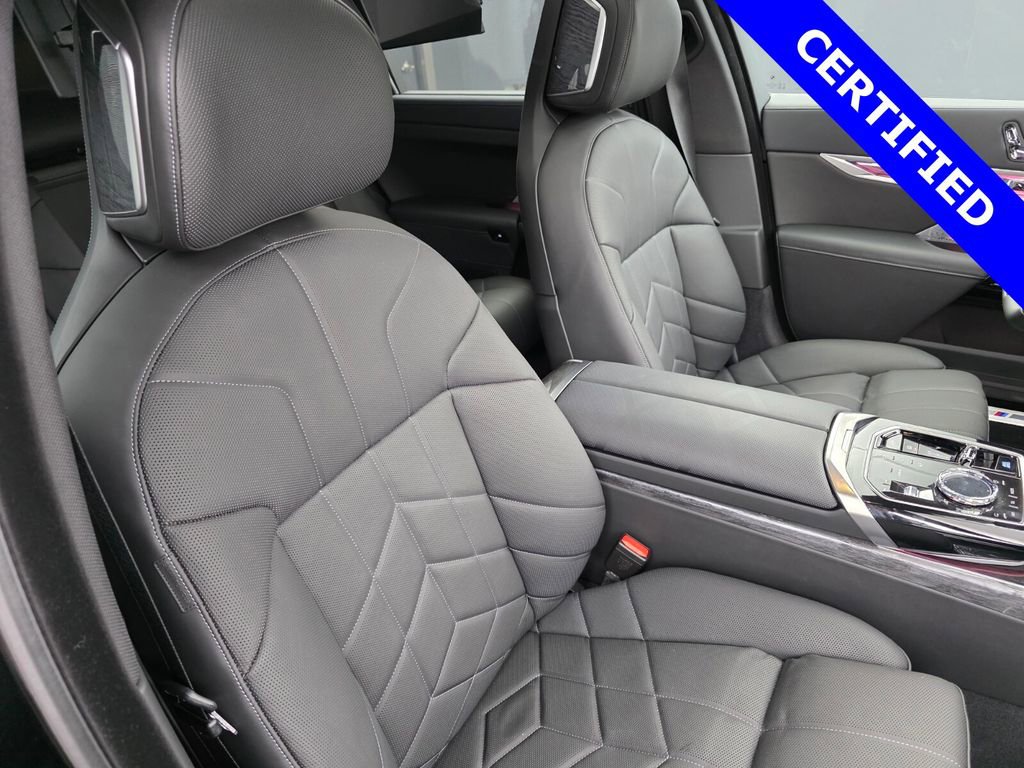 Used 2025 BMW i7 M70 w/ Executive Package image 32