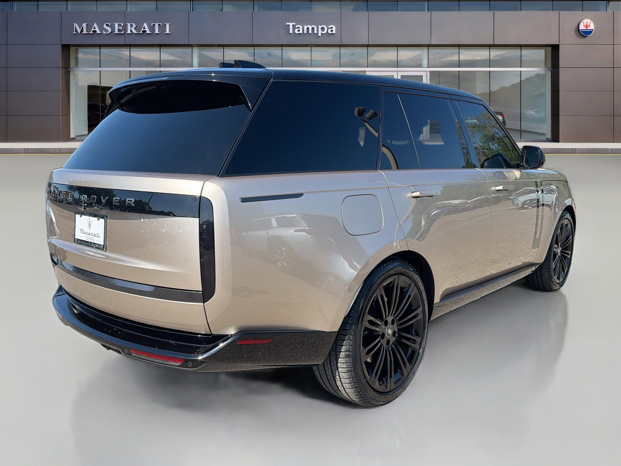 Used 2024 Land Rover Range Rover SE AWD/4WD image 3