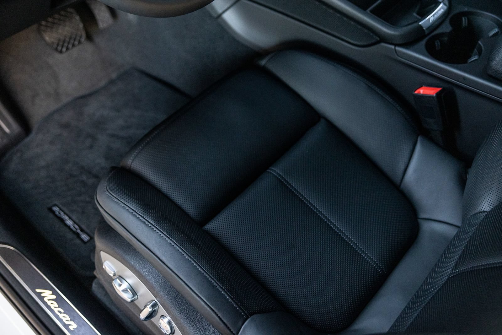 Certified 2026 Porsche Macan AWD/4WD image 24