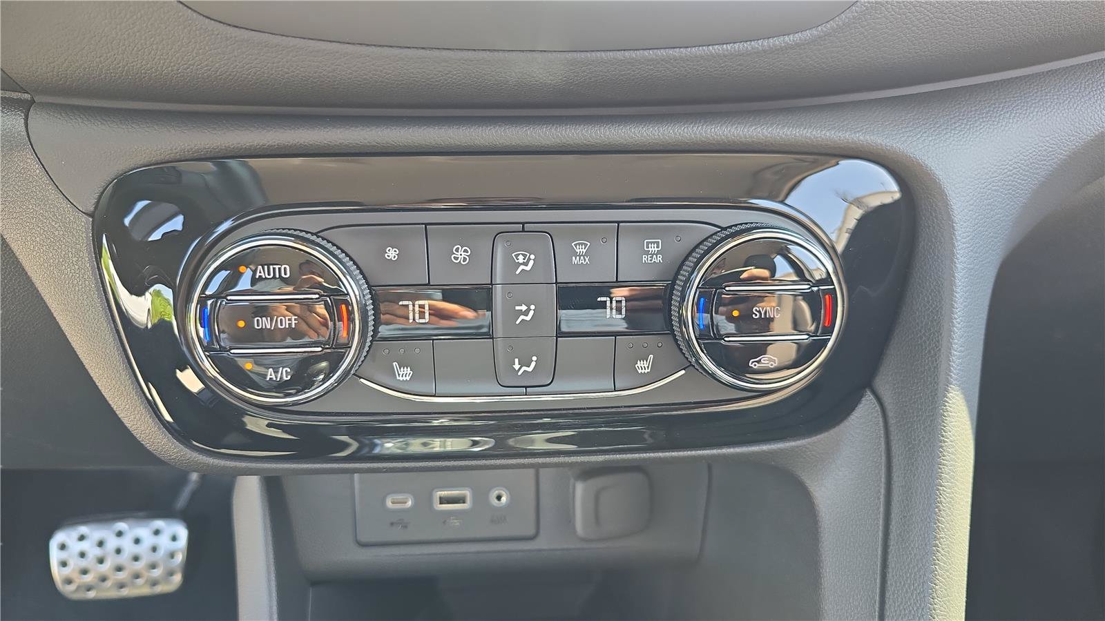 Used 2023 Buick Encore GX Select w/ Sport Touring Package AWD/4WD image 23
