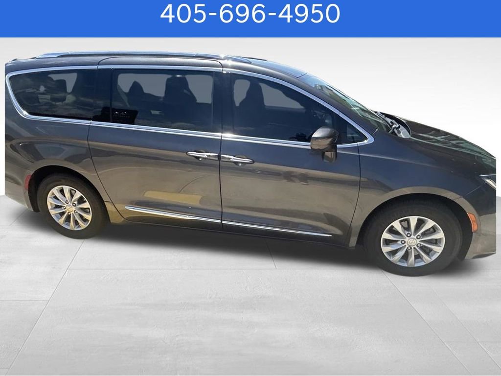 Used 2018 Chrysler Pacifica Touring-L FWD image 2